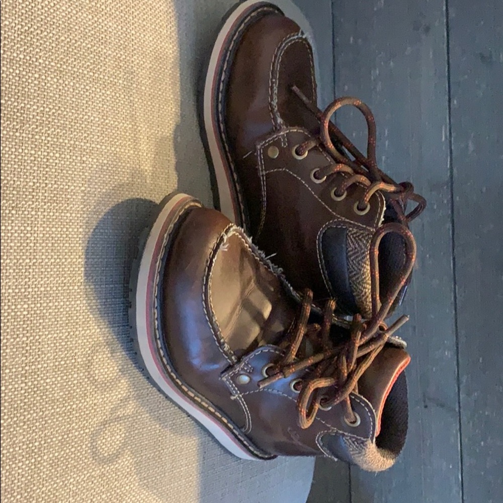 Boys Eddie Bauer leather boots  size 10